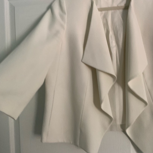 Anne Klein white ruffle front jacket. Size 10 - Picture 2 of 5